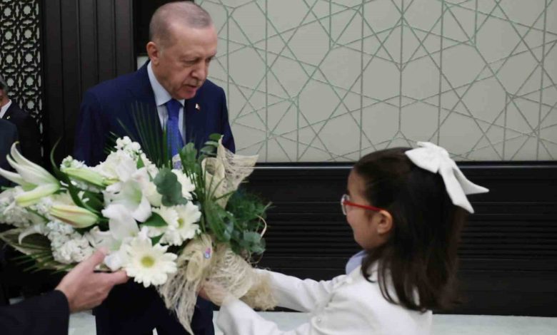 Cumhurbaşkanı Erdoğan, 23 Nisan’da minik misafirlerini ağırladı 1 cumhurbaskani erdogan 23 nisanda minik misafirlerini agirladi df65faf29458 |