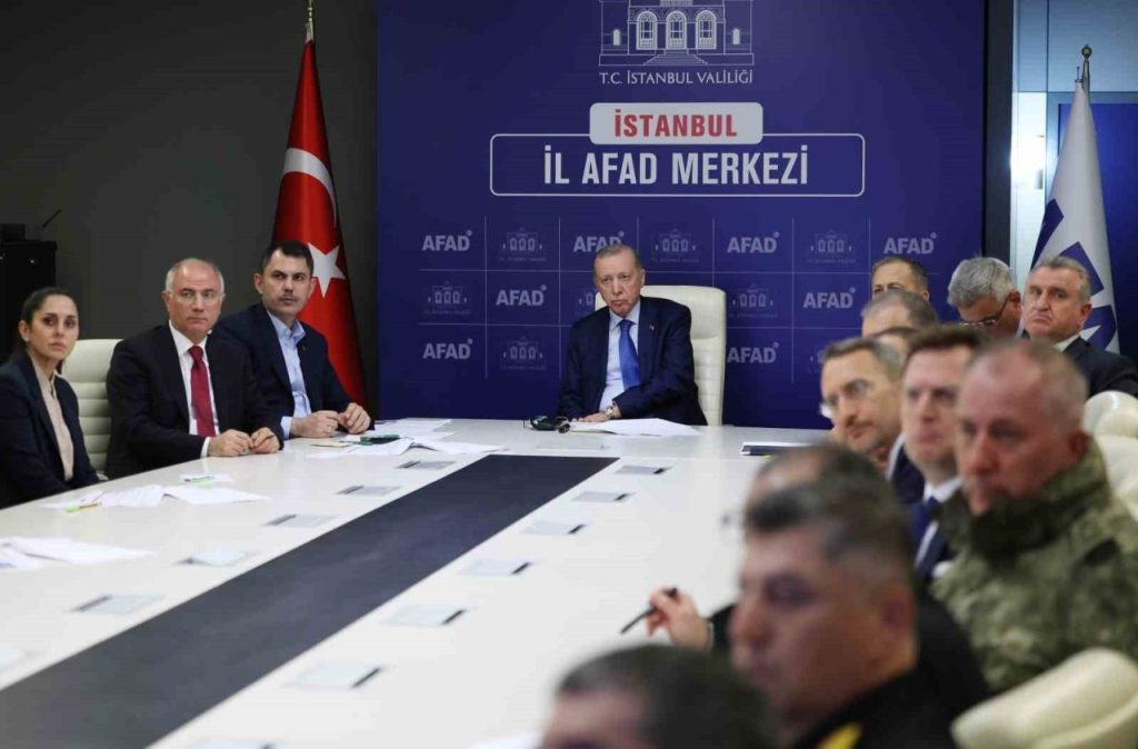 cumhurbaskani erdogan afaddaki kriz merkezinde depreme iliskin bilgi aldi 7eccee803440 |