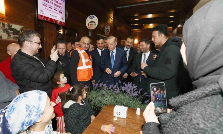 cumhurbaskani erdogandan geceyi disarda geciren vatandaslari ziyaret f32e4f4d5ce1 |