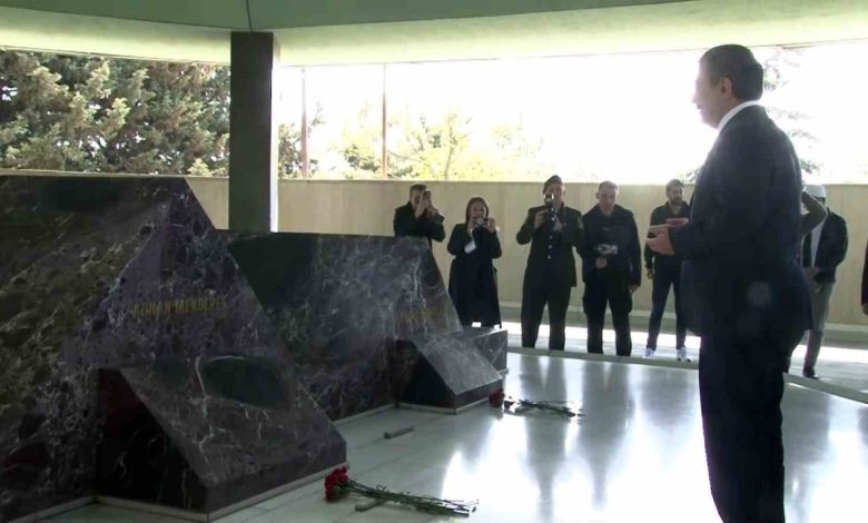 cumhurbaskani yardimcisi cevdet yilmaz adnan menderesin kabrini ziyaret etti 679a4764df8c |