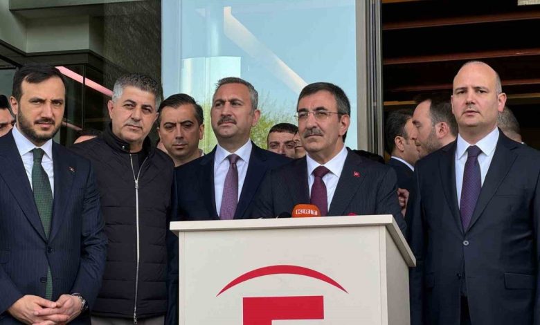 cumhurbaskani yardimcisi cevdet yilmaz sirri sureyya onderi ziyaret etmek icin hastaneye geldi 2e158d527297 |