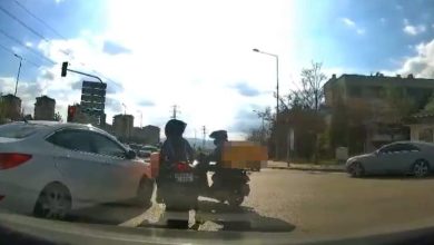 darp edilen meslektasini kurtarmak isteyen kadin kurye saldirgana kaskla kafa atti 74eb51cf29b5 |
