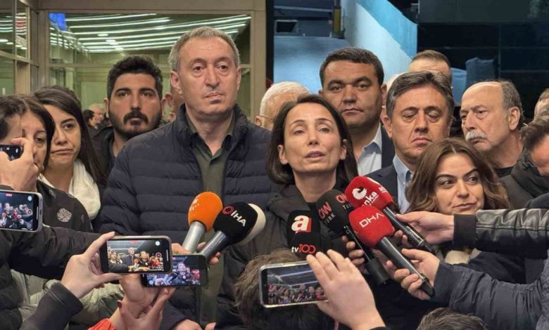 dem parti es genel baskanlari sirri sureyya ondere hastanede ziyarette bulundu 9503256a6847 |