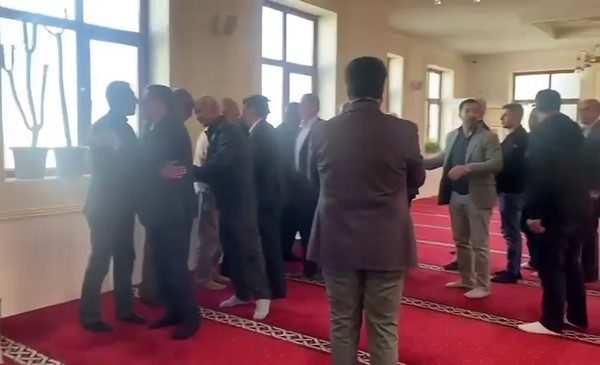 Deprem günü halı sahada kavga eden iki aile barıştırıldı 1 deprem gunu hali sahada kavga eden iki aile baristirildi efb45ccb8a62 |
