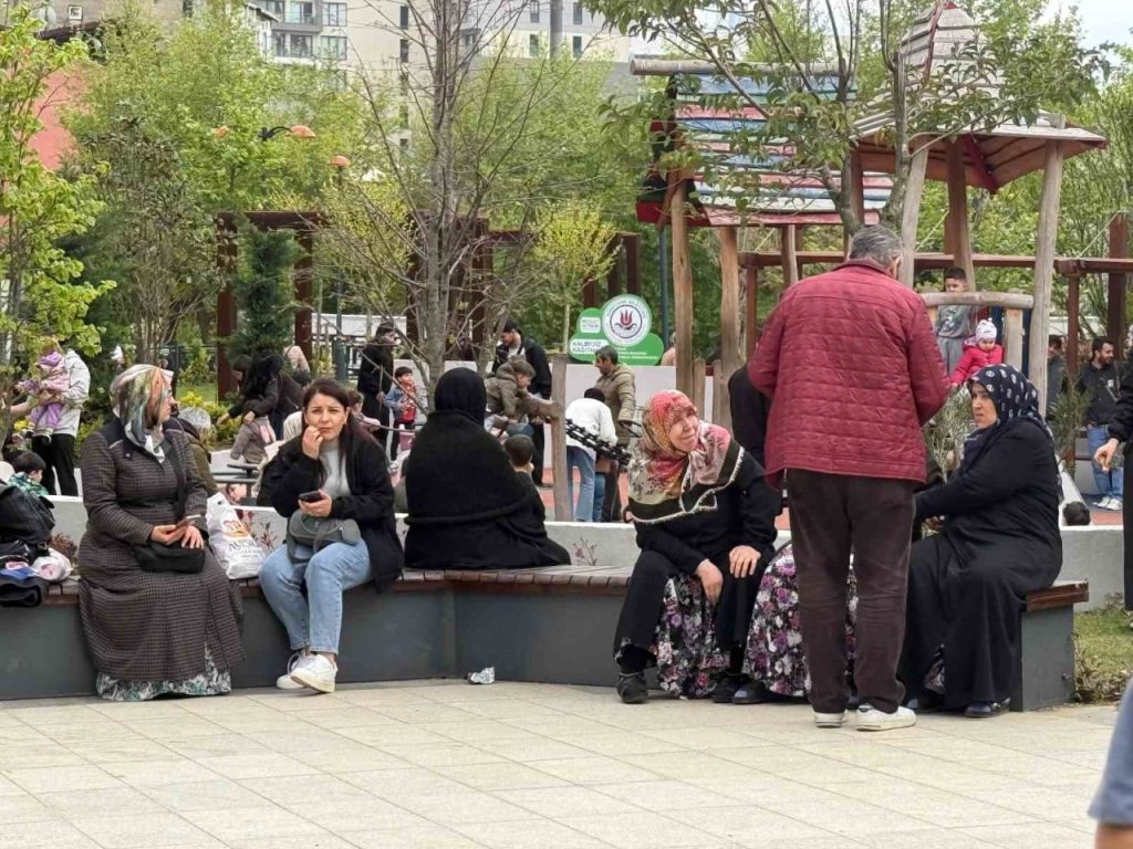 deprem sonrasi kendini sokaga atan vatandaslar parklara ve bos alanlara akin etti 323317cb7472 |