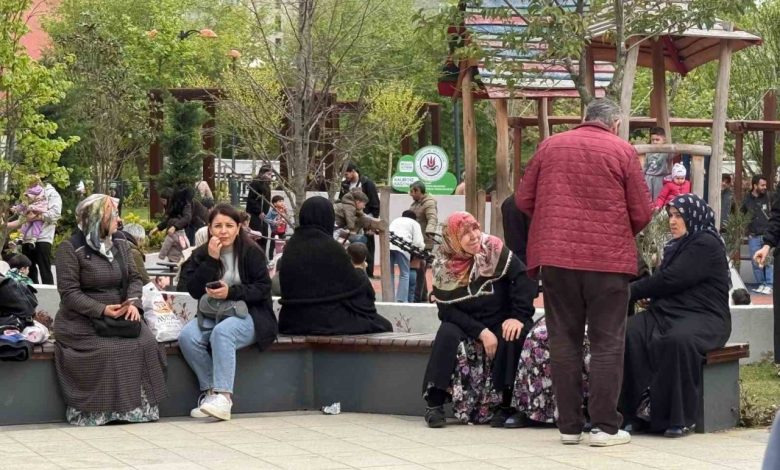 deprem sonrasi kendini sokaga atan vatandaslar parklara ve bos alanlara akin etti 323317cb7472 |