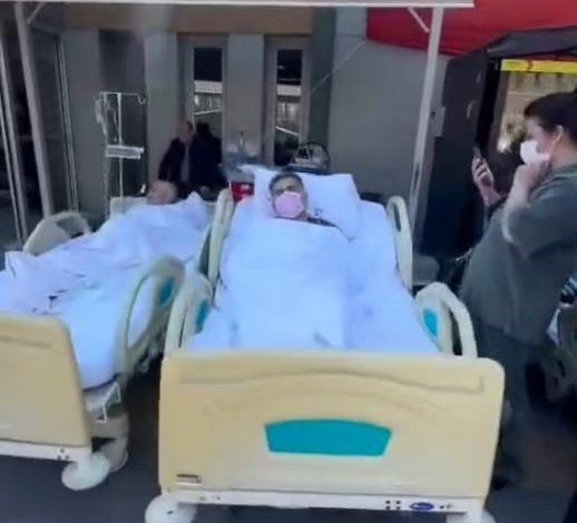 depremin ardindan hastalar sedyelerle tahliye edildi 3c54abe6acfc |