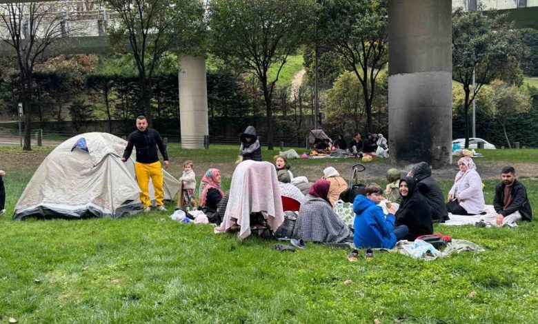 depremin ardindan vatandaslar park ve bahceleri doldurdu c3737274d411 |