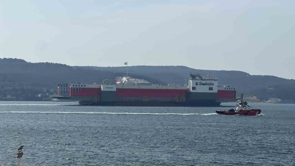 dev yuzer havuz canakkale bogazindan gecti 077791e2ba63 |