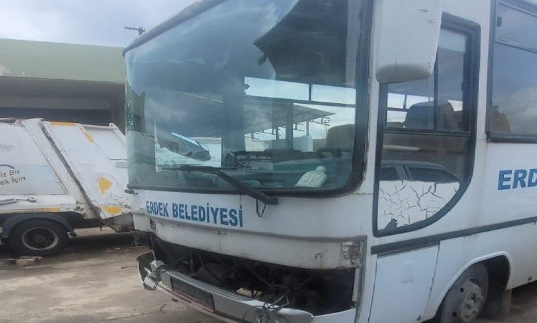 Erdek Belediyesi’ne ait araç çalındı, 7 araca çarptı 1 erdek belediyesine ait arac calindi 7 araca carpti 734edc80585a |