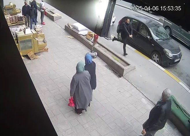 esenyurtta sokak ortasinda kursun yagdiran zanlinin kacisi kamerada 566d9129242f |