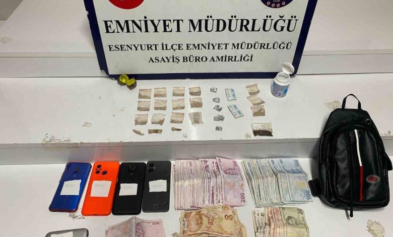 Esenyurt’ta uyuşturucu ticareti yapanlara polis baskını: 4 gözaltı, çikolatalı bonzai ele geçirildi 1 esenyurtta uyusturucu ticareti yapanlara polis baskini 4 gozalti cikolatali bonzai ele gecirildi 618728f2ec53 |