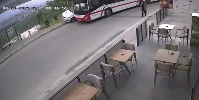 ESHOT otobüsü, park halindeki otomobile çarptı 1 eshot otobusu park halindeki otomobile carpti 95474320a92b |