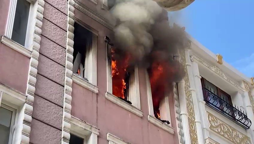 fatihte apartta cikan yanginda 2 kisi kurtarildi bd010042a4ef |