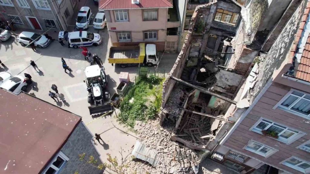 fatihte depremde hasar alan metruk bina yikildi e8dfae2d0418 |