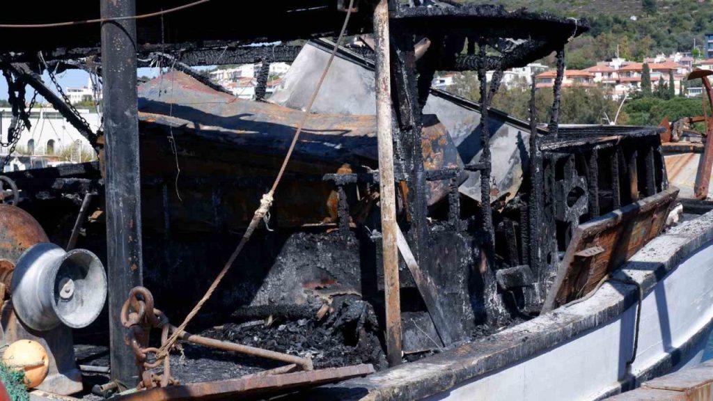 focada balikci barinaginda yangin 3 tekne hasar gordu 0638c37c41c8 |