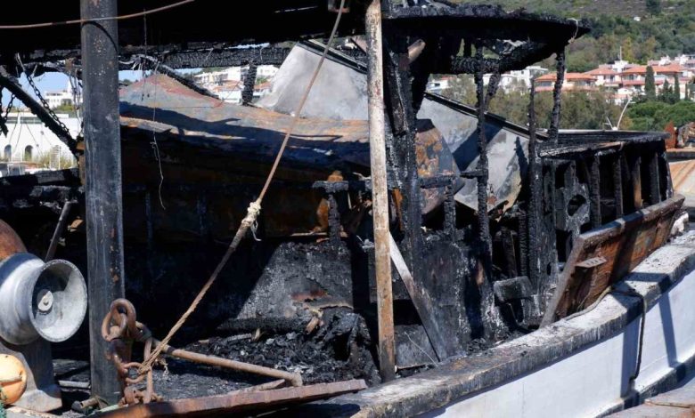Foça’da balıkçı barınağında yangın: 3 tekne hasar gördü 1 focada balikci barinaginda yangin 3 tekne hasar gordu 0638c37c41c8 |