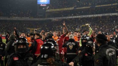 galatasaray derbi galibiyetini taraftariyla kutladi 9fc024a8c212 |