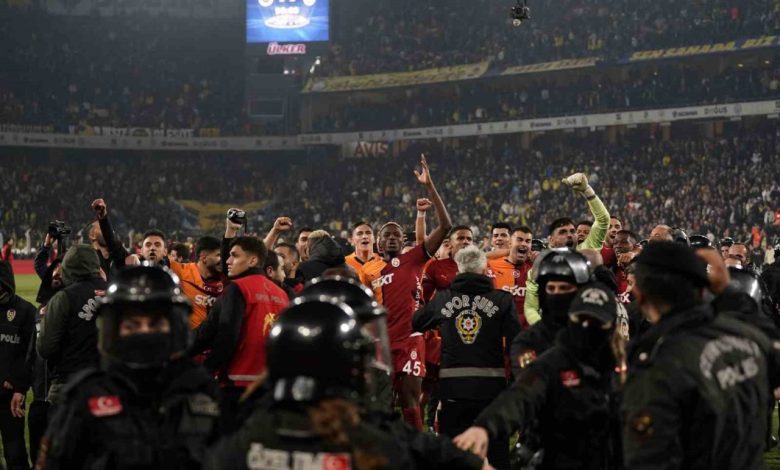 galatasaray derbi galibiyetini taraftariyla kutladi 9fc024a8c212 |