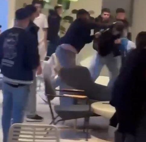 gencler kahvecide tekme tokat birbirine saldirdi o anlar kamerada b4ef15b54a9d |
