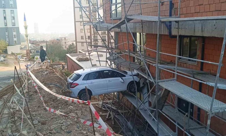 Görenler şaştı kaldı: Otomobilde mahsur kalan 4 kişi kurtarıldı 1 gorenler sasti kaldi otomobilde mahsur kalan 4 kisi kurtarildi 71dd8933f907 |