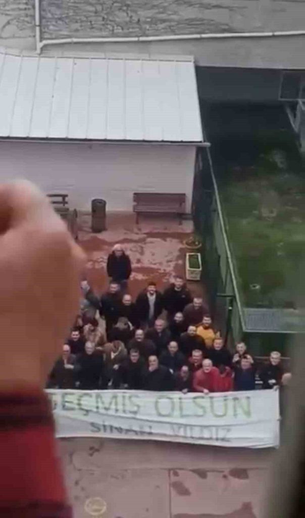 hastanede tedavi goren arkadaslari icin toplanip pankart actilar 3f7d40a14c39 |