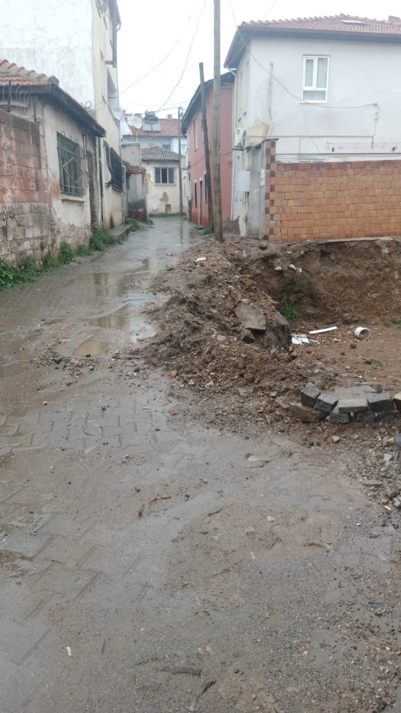 İnşaat Çukuru Tehlike Saçıyor 2 ins1 |