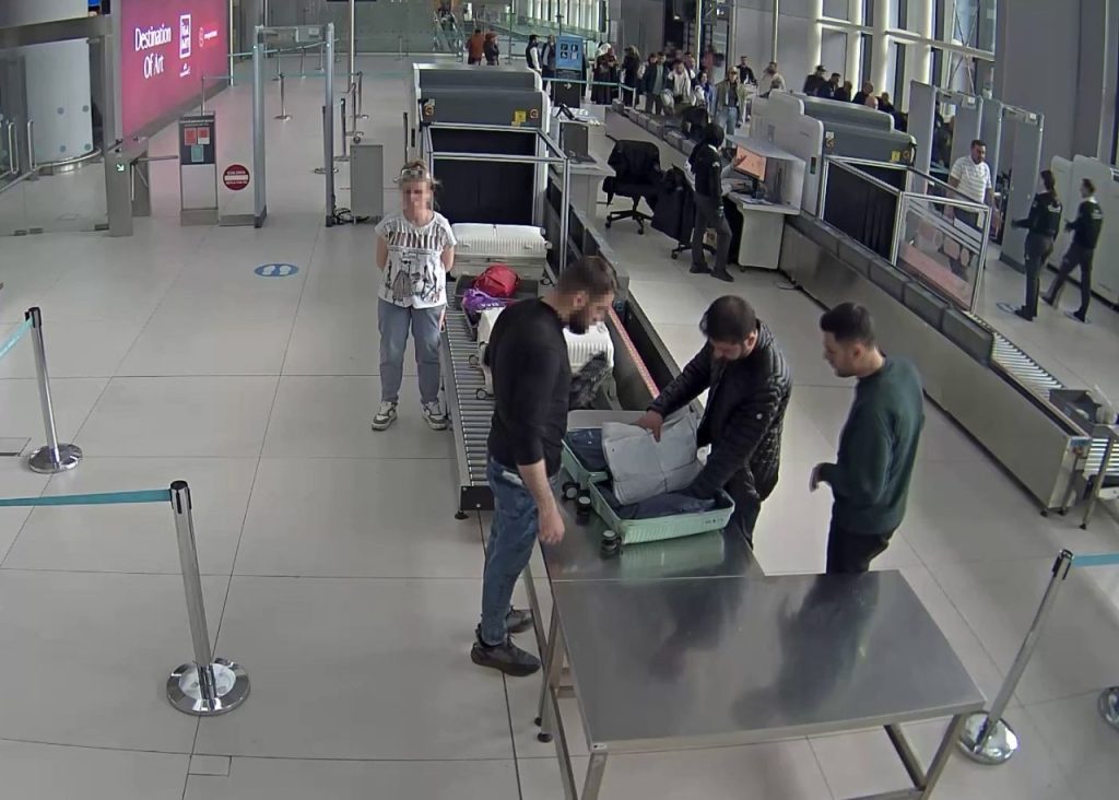 istanbul havalimaninda kacakcilara sucustu 644ed56b9871 |