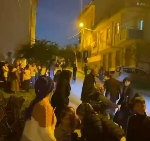 İstanbul’da 4,3 büyüklüğünde deprem: Vatandaşlar sokağa döküldü 1 istanbulda 43 buyuklugunde deprem vatandaslar sokaga dokuldu f1c40abe995e |