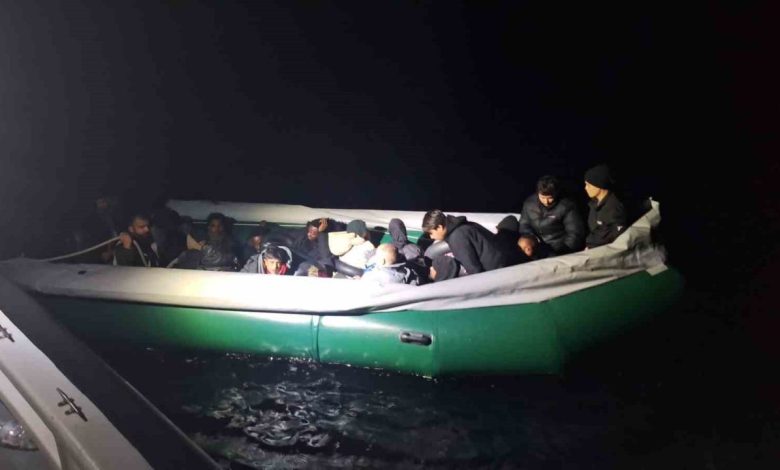 izmir aciklarinda 22 duzensiz gocmen kurtarildi f03965cb3490 |