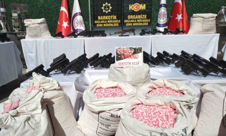 İzmir polisinden 4 gün süren dev operasyon: 1 milyondan fazla uyuşturucu hap ve 437 adet tabanca ele geçirildi 1 izmir polisinden 4 gun suren dev operasyon 1 milyondan fazla uyusturucu hap ve 437 adet tabanca ele gecirildi 00d874ae1994 |