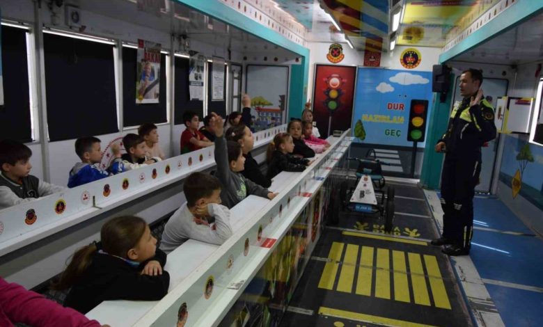 jandarmadan cocuklara ve vatandaslara trafik farkindaligi fb28c3ce5762 |