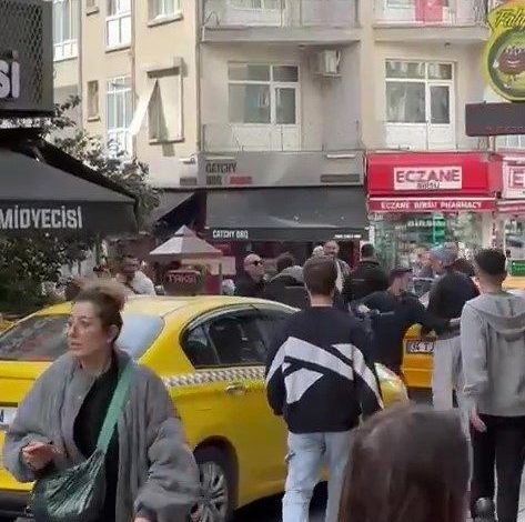 Kadıköy’de esnaf ile taksici arasında bıçaklı kavga: Bıçak çekti, taksinin camını kırdı 1 kadikoyde esnaf ile taksici arasinda bicakli kavga bicak cekti taksinin camini kirdi 9c65bccc6d43 |