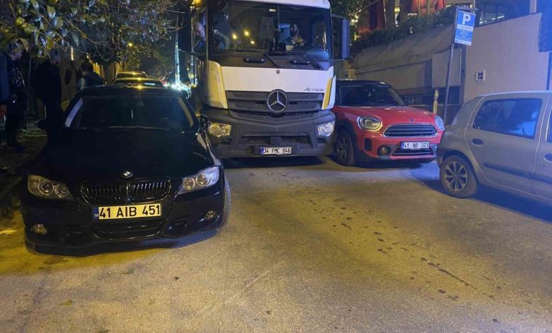 Kadıköy’de hatalı park krizi: Vatandaşlar aracı elleriyle taşıdı 1 kadikoyde hatali park krizi vatandaslar araci elleriyle tasidi 36dbba9bbf5d |