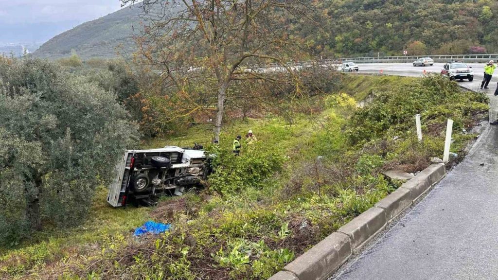 kamyonet sarampole yuvarlandi 2 yarali 129ea137ae9b |