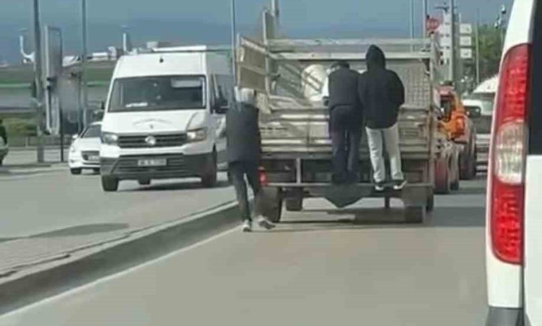 kamyonetin arkasina tutunarak seyahat ettiler 91fdeaa9f714 |