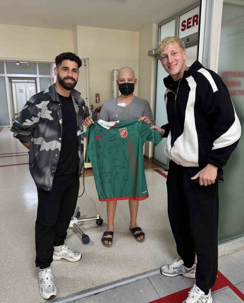 karsiyakali oyunculardan losemi hastasi taraftara duygulandiran ziyaret 702ca0c77b5d |