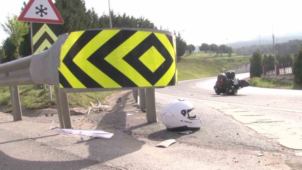 kartalda emniyet seridine yanasan otomobil ile motosiklet carpisti1 agir yarali 3ef358a395fc |