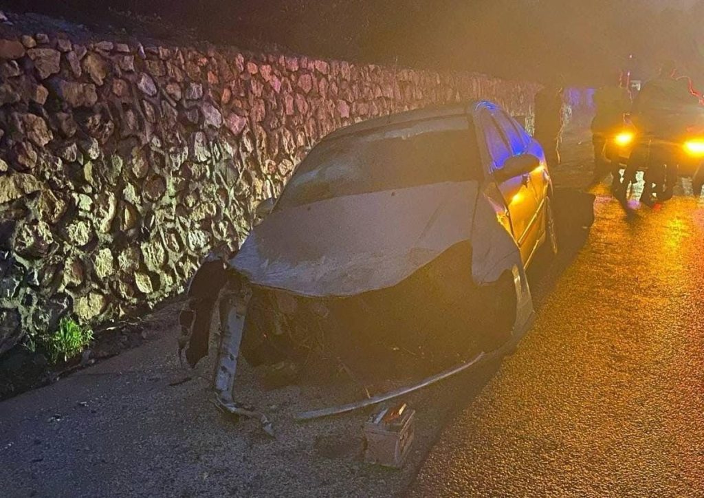 kontrolden cikan otomobil bariyere carpti 3 kisi yaralandi 23d5e48e384e |