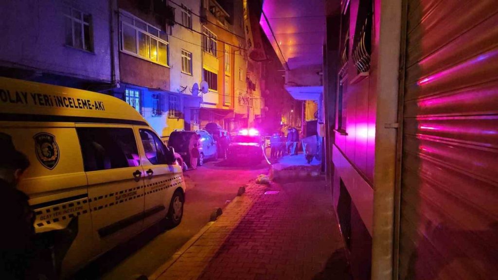 kucukcekmecede motosikletli iki kisi evi kursunladi 86f28944a0ff |