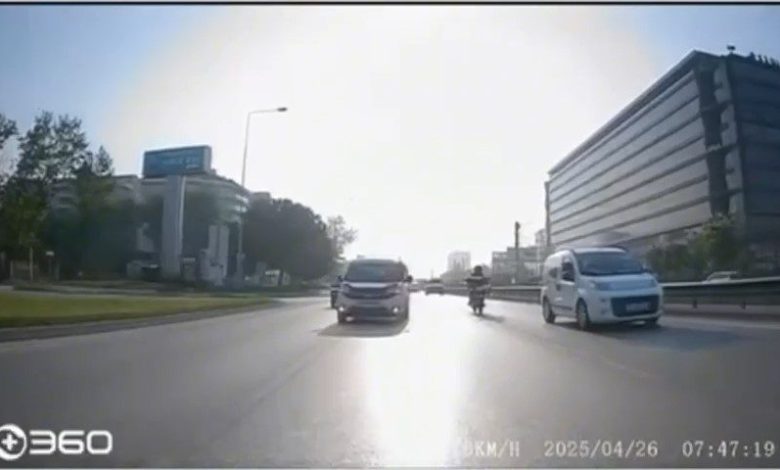 Makas atarak trafiği tehlikeye sokan otomobil kamerada 1 makas atarak trafigi tehlikeye sokan otomobil kamerada eb7613411d94 |