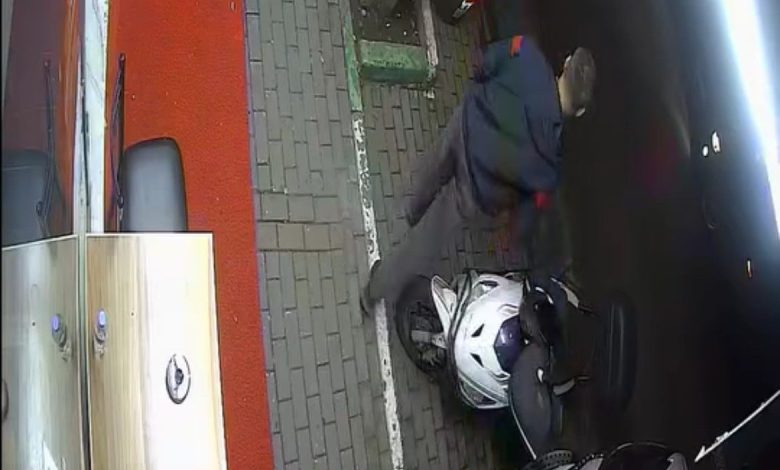 markete girdi alisveris yapti disari cikti motosiklet carpti 40fe2c2b98cc |