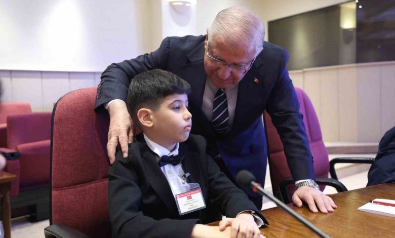 milli savunma bakani guler sehit ve gazi cocuklariyla bir araya geldi d431506ad550 |