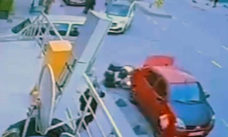 Motosikletli kuryenin otomobile çarpma anı kamerada 1 motosikletli kuryenin otomobile carpma ani kamerada 3d4265bbcddb |