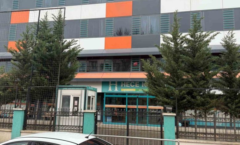 Özel kolejde maaş alamayan öğretmenler işi bırakınca veliler okulu bastı 1 ozel kolejde maas alamayan ogretmenler isi birakinca veliler okulu basti f60e321584a4 |
