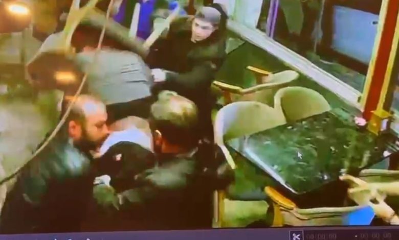 Pastanede küfürlü konuştuğu için uyarılan şahıslar, işletme sahibi ve arkadaşlarını darp etti 1 pastanede kufurlu konustugu icin uyarilan sahislar isletme sahibi ve arkadaslarini darp etti 214f4deaa40e |