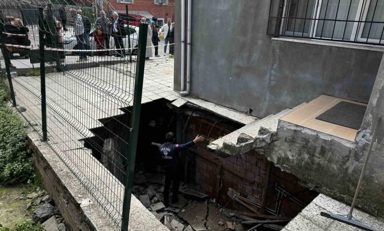 Pendik’te 4 katlı binanın bahçe zemini çöktü 1 pendikte 4 katli binanin bahce zemini coktu b1b0a9e16a97 |