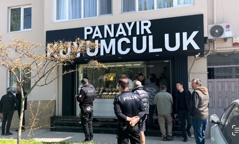 Selam verip girdiği kuyumcuyu soymak için silah çekip böyle ateş açtı 1 selam verip girdigi kuyumcuyu soymak icin silah cekip boyle ates acti b9b3b2640f86 |