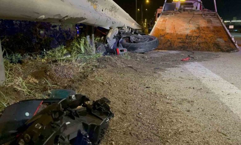 seyir halindeki motosikletli once kamyonete ardindan bariyerlere carparak hayatini kaybetti 64f566f09cfa |