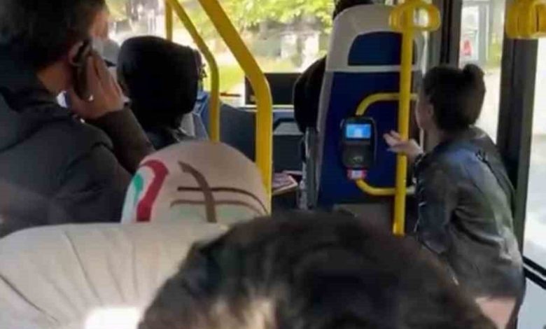 Şoförün yolcu seçmesi tartışmaya sebep oldu 1 soforun yolcu secmesi tartismaya sebep oldu e486afd62884 |